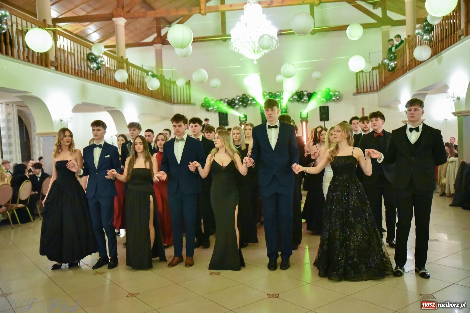 Zdjęcie w galerii na portalu naszraciborz.pl: Razem młodzi przyjaciele! Studniówka II LO z Raciborza [FOTO i WIDEO] wiadomości z regionu