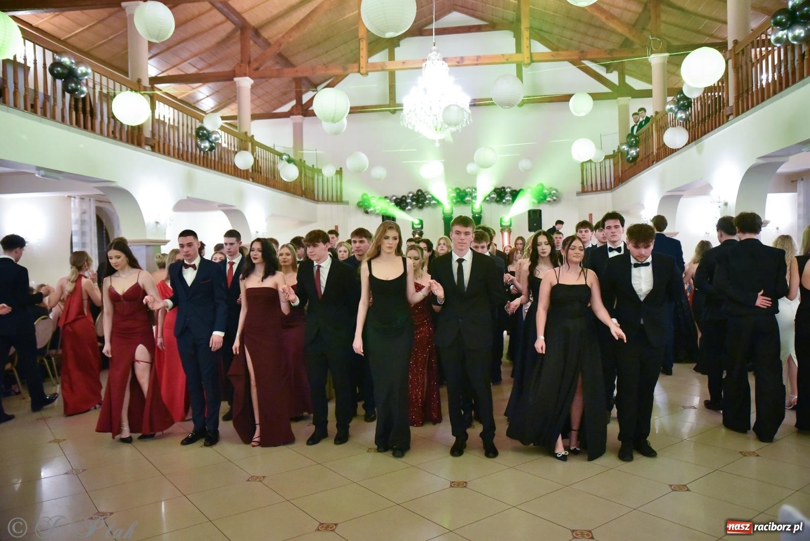 Zdjęcie w galerii na portalu naszraciborz.pl: Razem młodzi przyjaciele! Studniówka II LO z Raciborza [FOTO i WIDEO] wiadomości z regionu