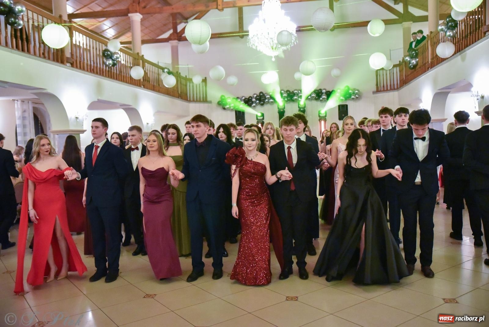 Zdjęcie w galerii na portalu naszraciborz.pl: Razem młodzi przyjaciele! Studniówka II LO z Raciborza [FOTO i WIDEO] wiadomości z regionu