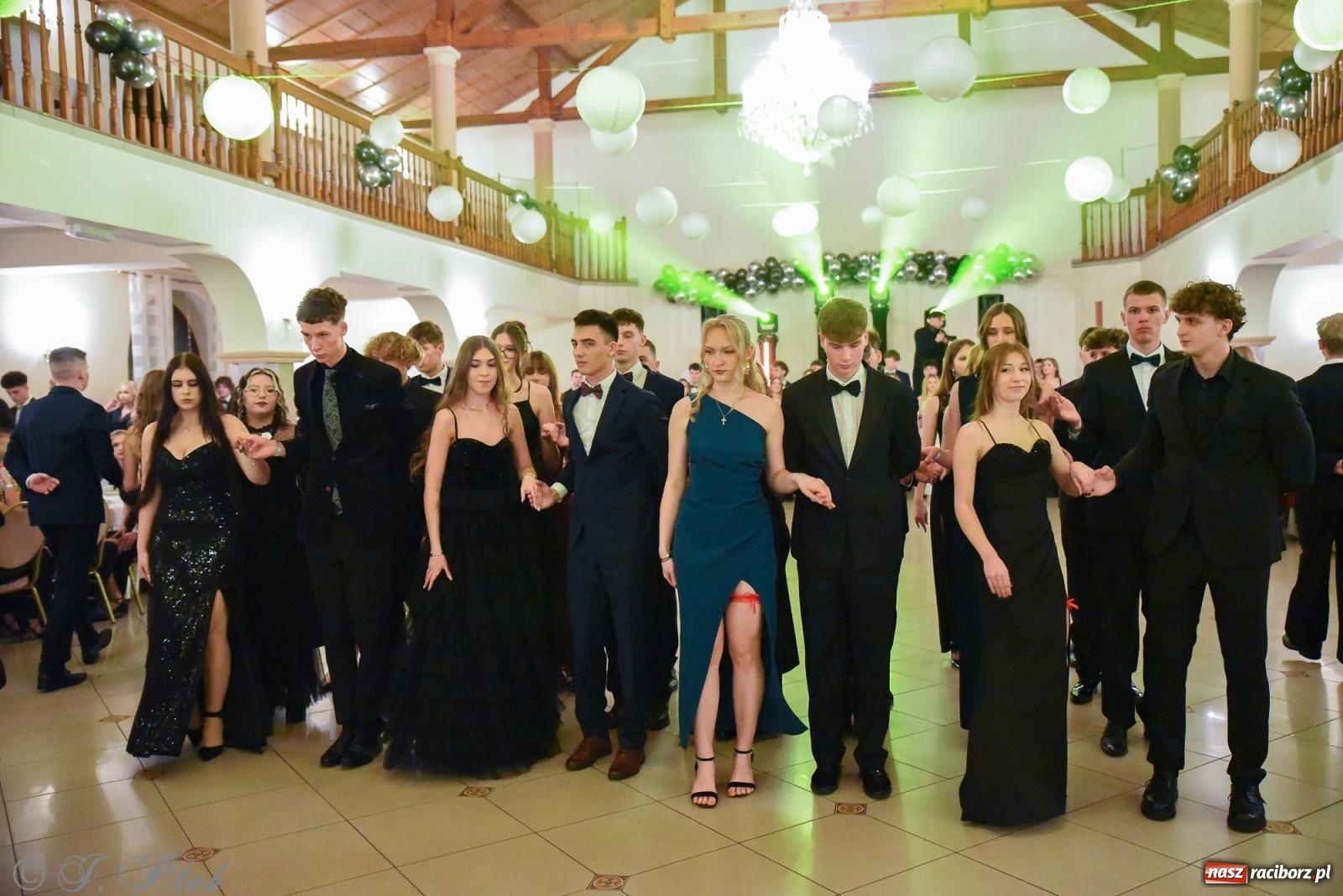 Zdjęcie w galerii na portalu naszraciborz.pl: Razem młodzi przyjaciele! Studniówka II LO z Raciborza [FOTO i WIDEO] wiadomości z regionu