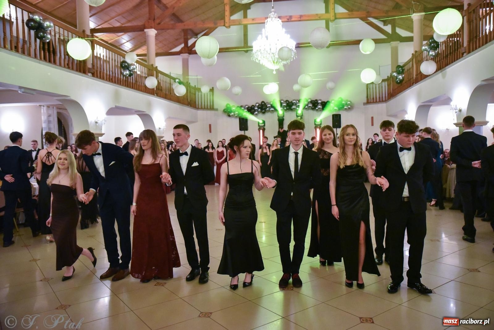 Zdjęcie w galerii na portalu naszraciborz.pl: Razem młodzi przyjaciele! Studniówka II LO z Raciborza [FOTO i WIDEO] wiadomości z regionu