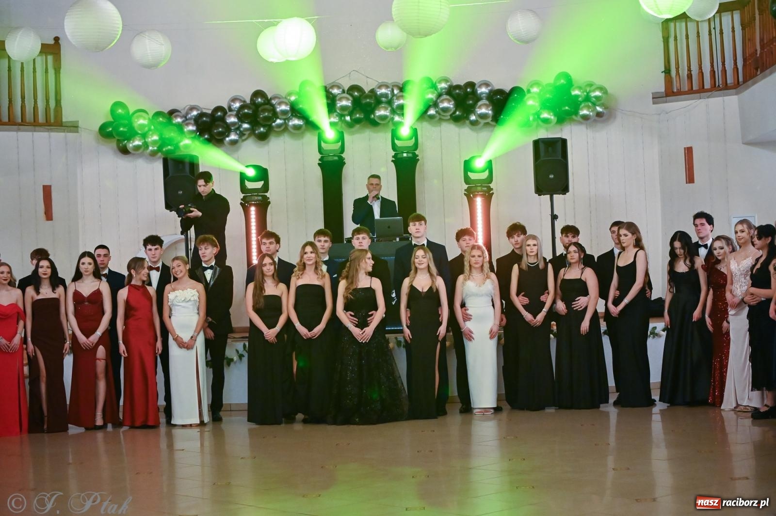 Zdjęcie w galerii na portalu naszraciborz.pl: Razem młodzi przyjaciele! Studniówka II LO z Raciborza [FOTO i WIDEO] wiadomości z regionu