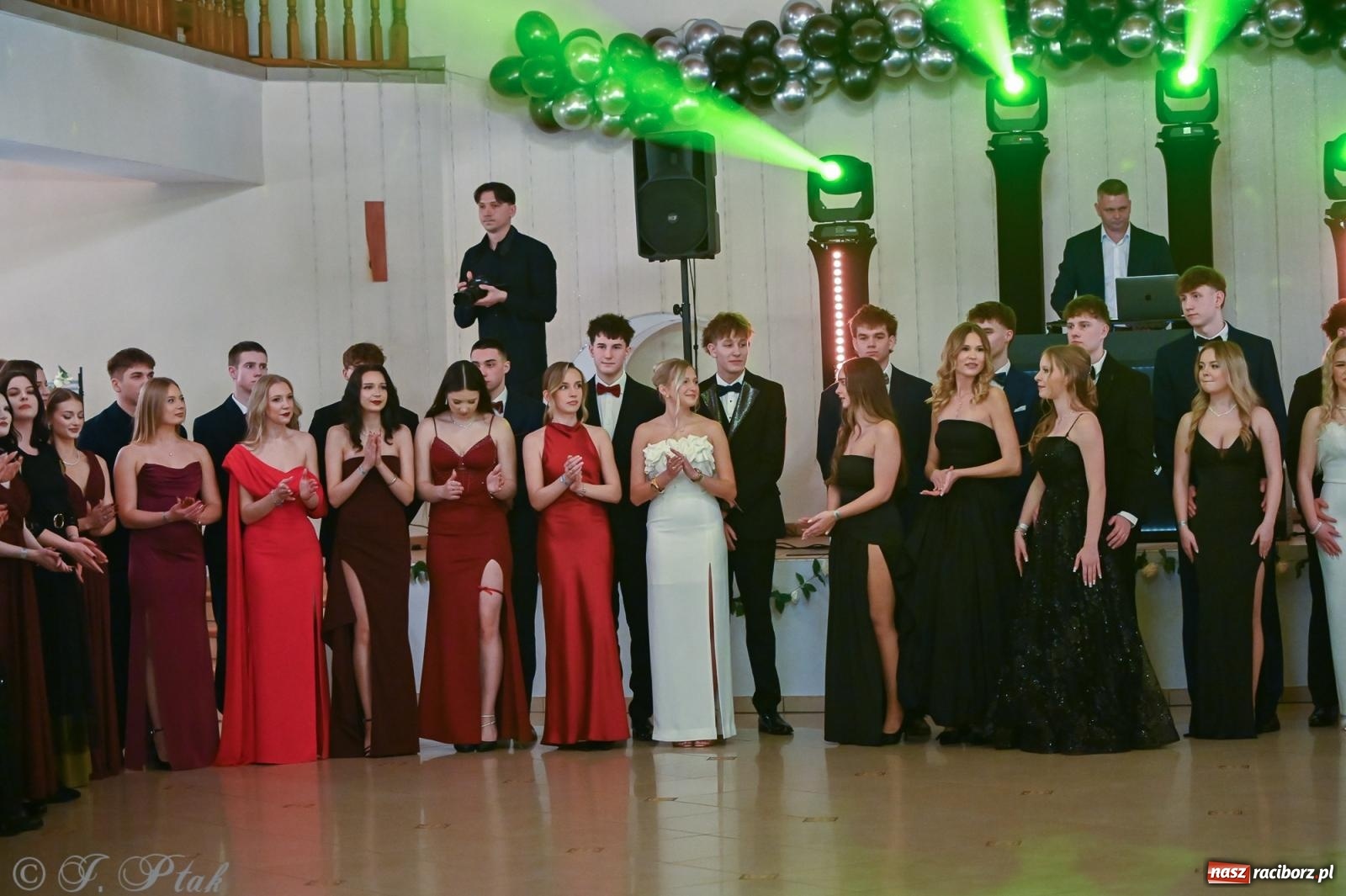 Zdjęcie w galerii na portalu naszraciborz.pl: Razem młodzi przyjaciele! Studniówka II LO z Raciborza [FOTO i WIDEO] wiadomości z regionu