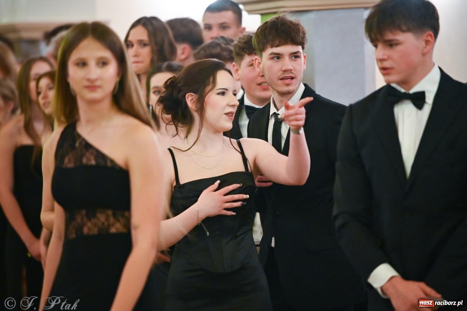 Zdjęcie w galerii na portalu naszraciborz.pl: Razem młodzi przyjaciele! Studniówka II LO z Raciborza [FOTO i WIDEO] wiadomości z regionu