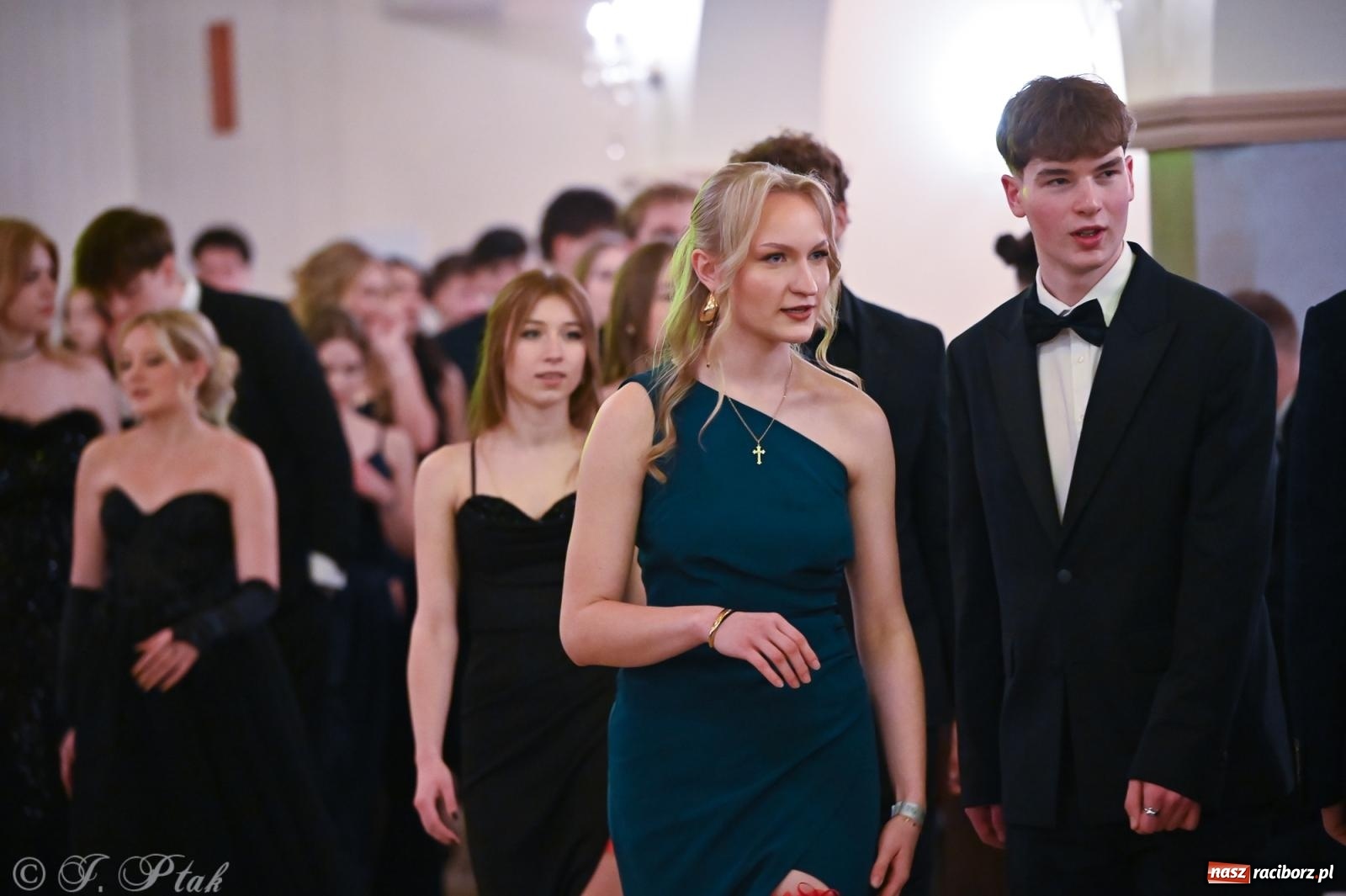 Zdjęcie w galerii na portalu naszraciborz.pl: Razem młodzi przyjaciele! Studniówka II LO z Raciborza [FOTO i WIDEO] wiadomości z regionu