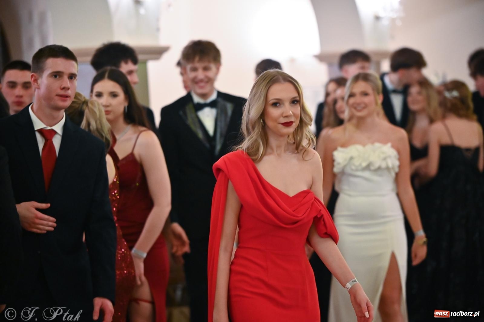 Zdjęcie w galerii na portalu naszraciborz.pl: Razem młodzi przyjaciele! Studniówka II LO z Raciborza [FOTO i WIDEO] wiadomości z regionu