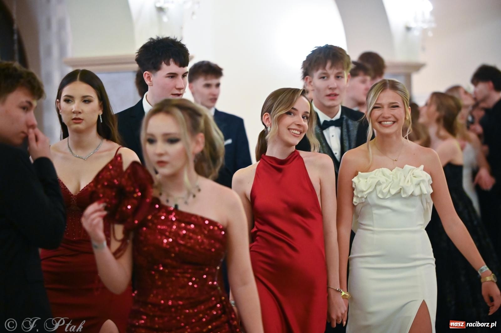 Zdjęcie w galerii na portalu naszraciborz.pl: Razem młodzi przyjaciele! Studniówka II LO z Raciborza [FOTO i WIDEO] wiadomości z regionu