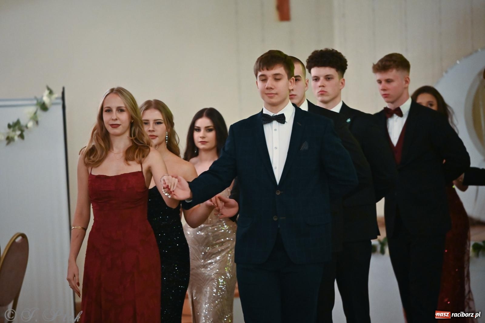 Zdjęcie w galerii na portalu naszraciborz.pl: Razem młodzi przyjaciele! Studniówka II LO z Raciborza [FOTO i WIDEO] wiadomości z regionu