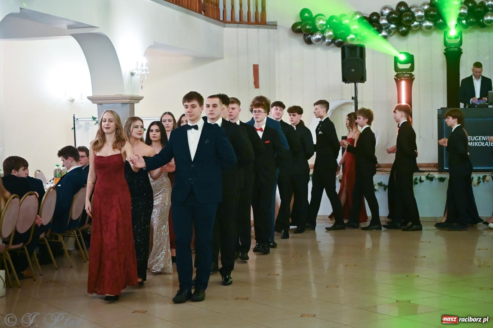 Zdjęcie w galerii na portalu naszraciborz.pl: Razem młodzi przyjaciele! Studniówka II LO z Raciborza [FOTO i WIDEO] wiadomości z regionu