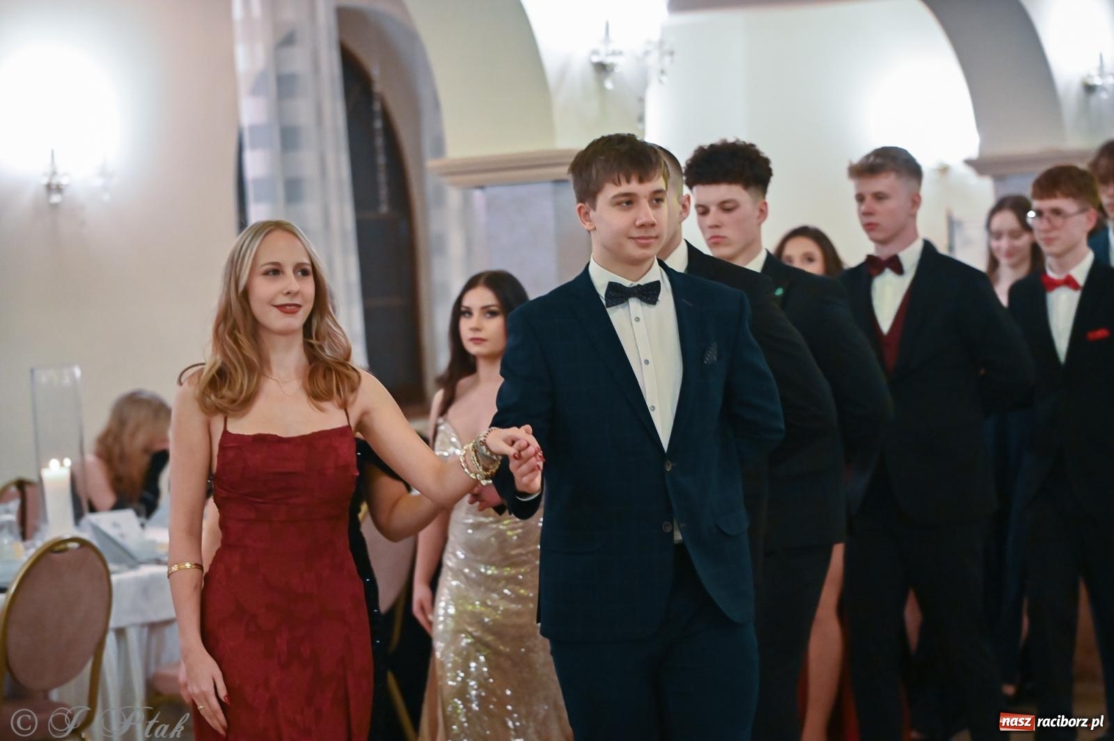 Zdjęcie w galerii na portalu naszraciborz.pl: Razem młodzi przyjaciele! Studniówka II LO z Raciborza [FOTO i WIDEO] wiadomości z regionu