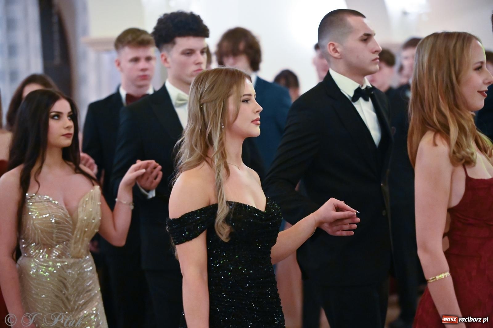 Zdjęcie w galerii na portalu naszraciborz.pl: Razem młodzi przyjaciele! Studniówka II LO z Raciborza [FOTO i WIDEO] wiadomości z regionu