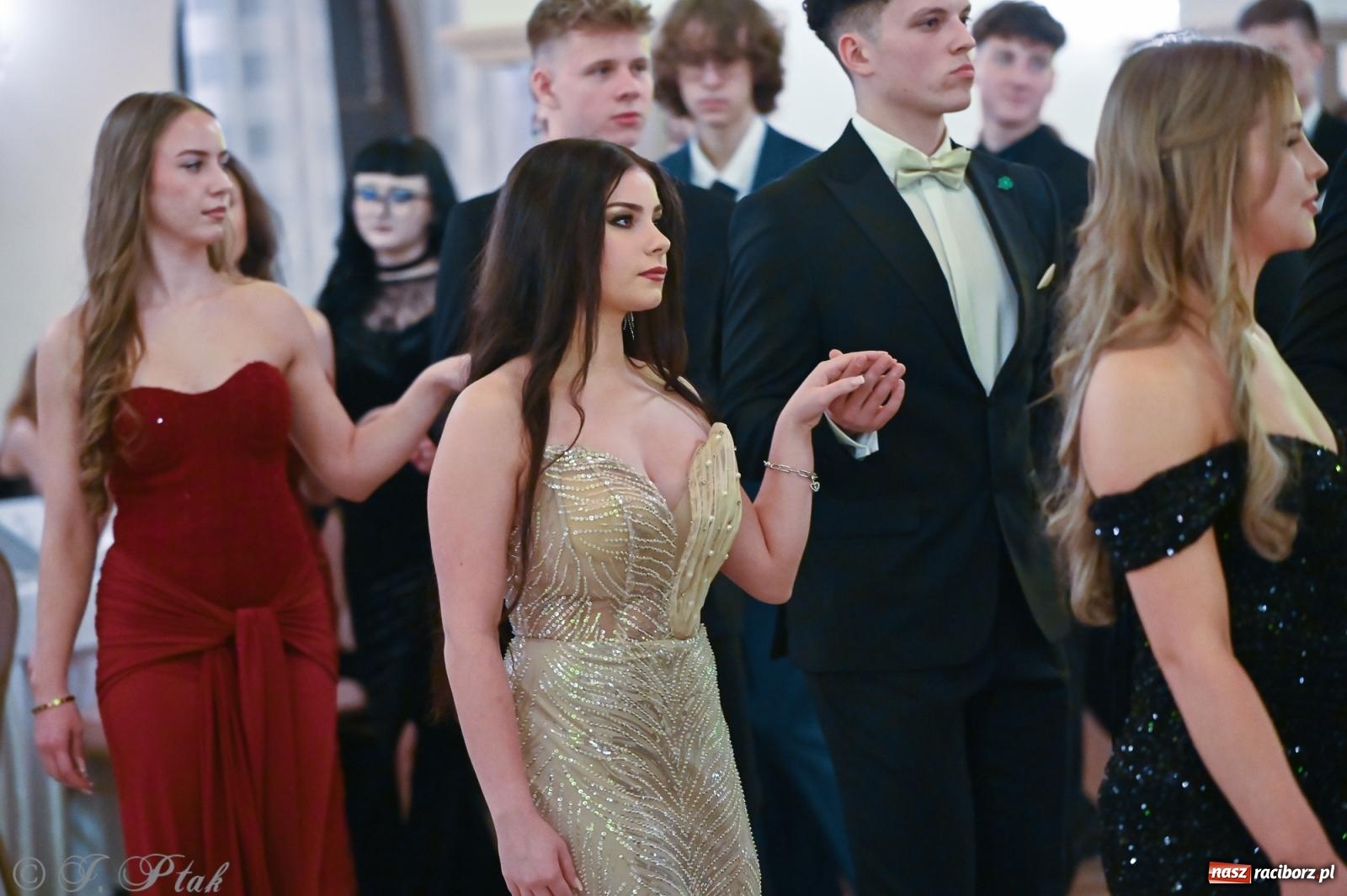 Zdjęcie w galerii na portalu naszraciborz.pl: Razem młodzi przyjaciele! Studniówka II LO z Raciborza [FOTO i WIDEO] wiadomości z regionu