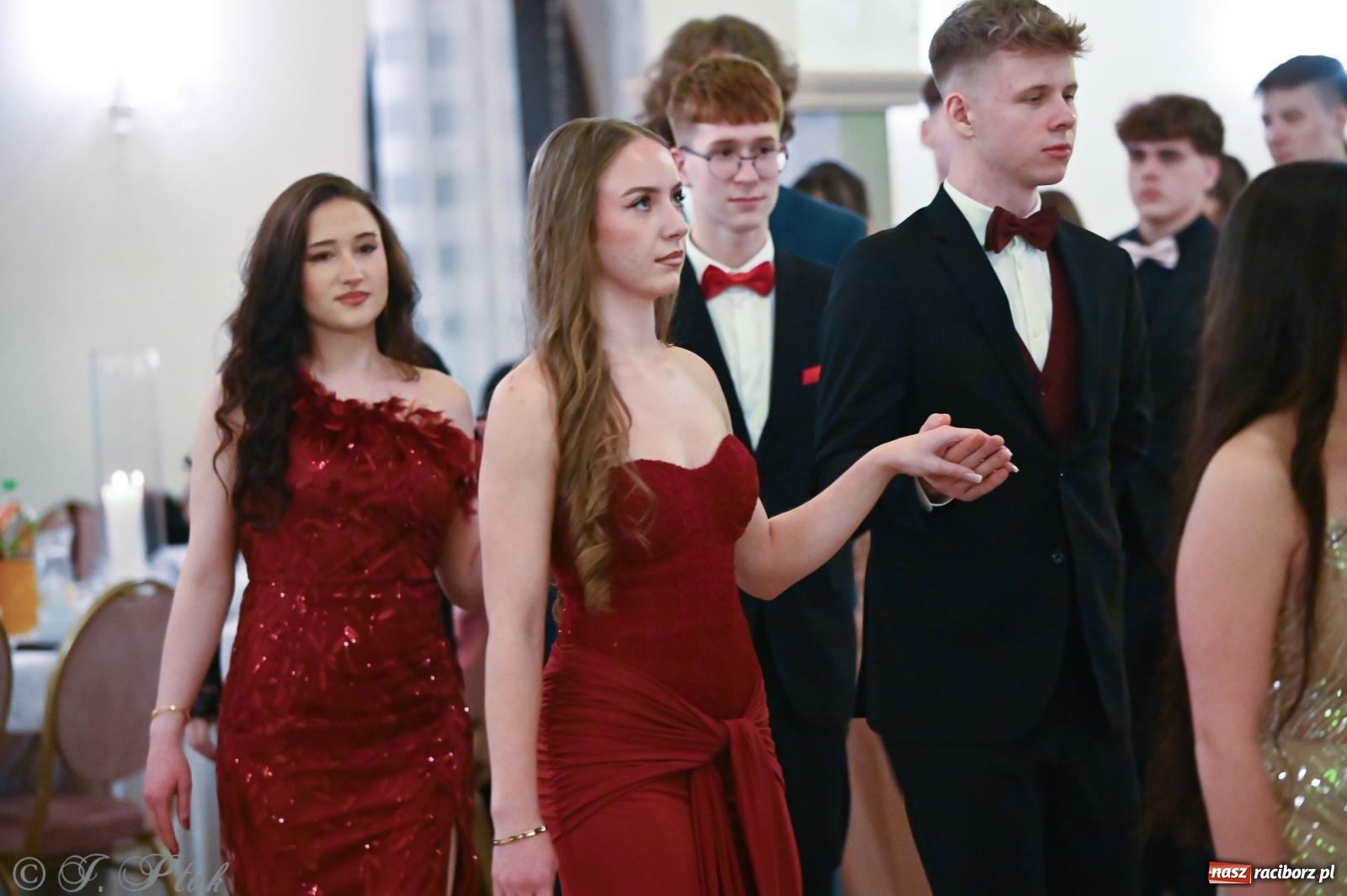 Zdjęcie w galerii na portalu naszraciborz.pl: Razem młodzi przyjaciele! Studniówka II LO z Raciborza [FOTO i WIDEO] wiadomości z regionu