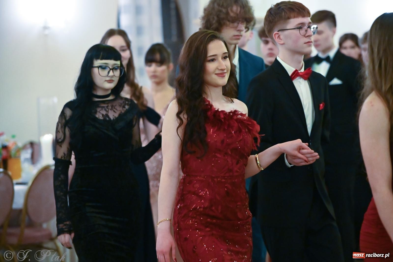 Zdjęcie w galerii na portalu naszraciborz.pl: Razem młodzi przyjaciele! Studniówka II LO z Raciborza [FOTO i WIDEO] wiadomości z regionu