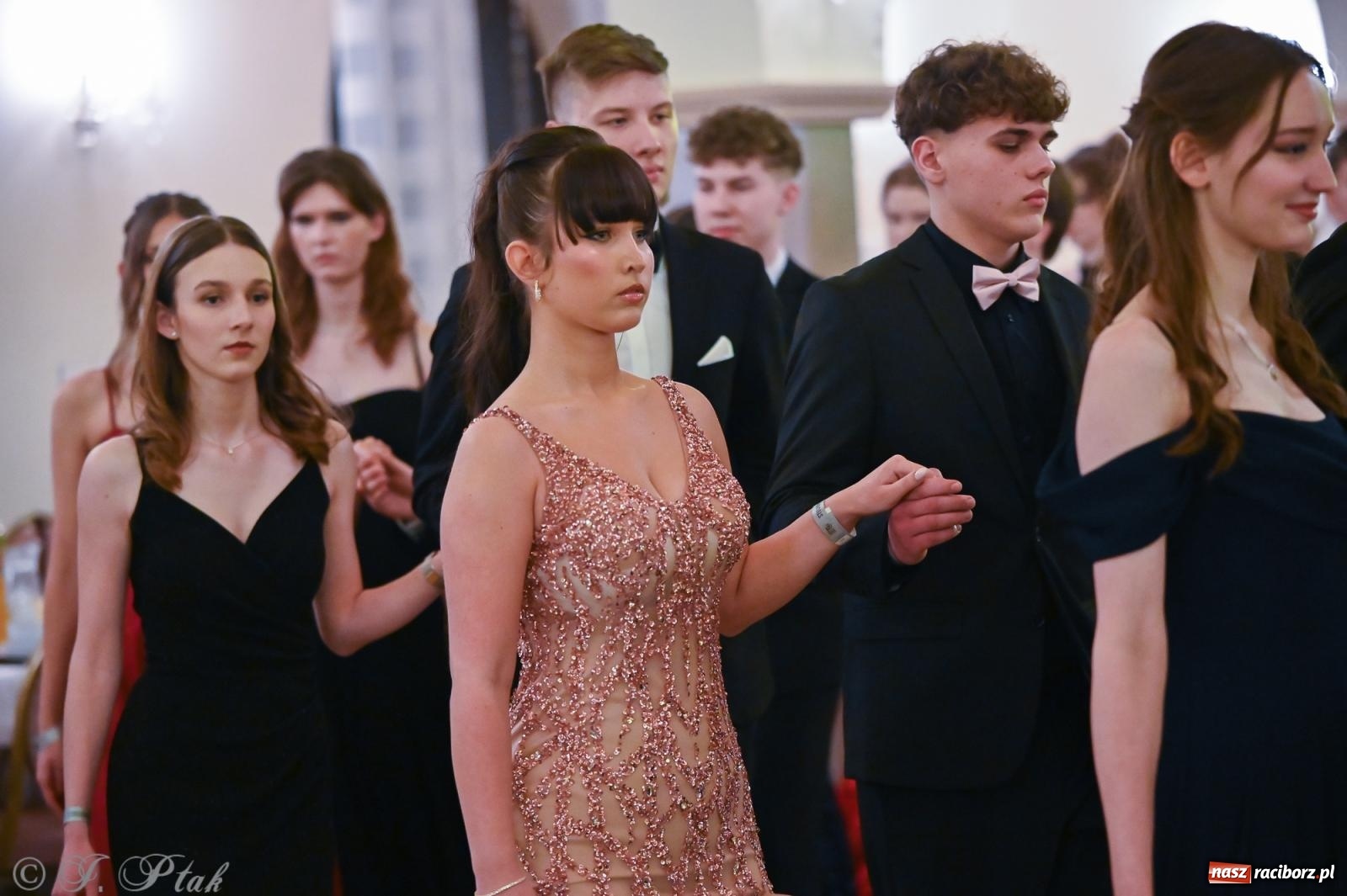 Zdjęcie w galerii na portalu naszraciborz.pl: Razem młodzi przyjaciele! Studniówka II LO z Raciborza [FOTO i WIDEO] wiadomości z regionu