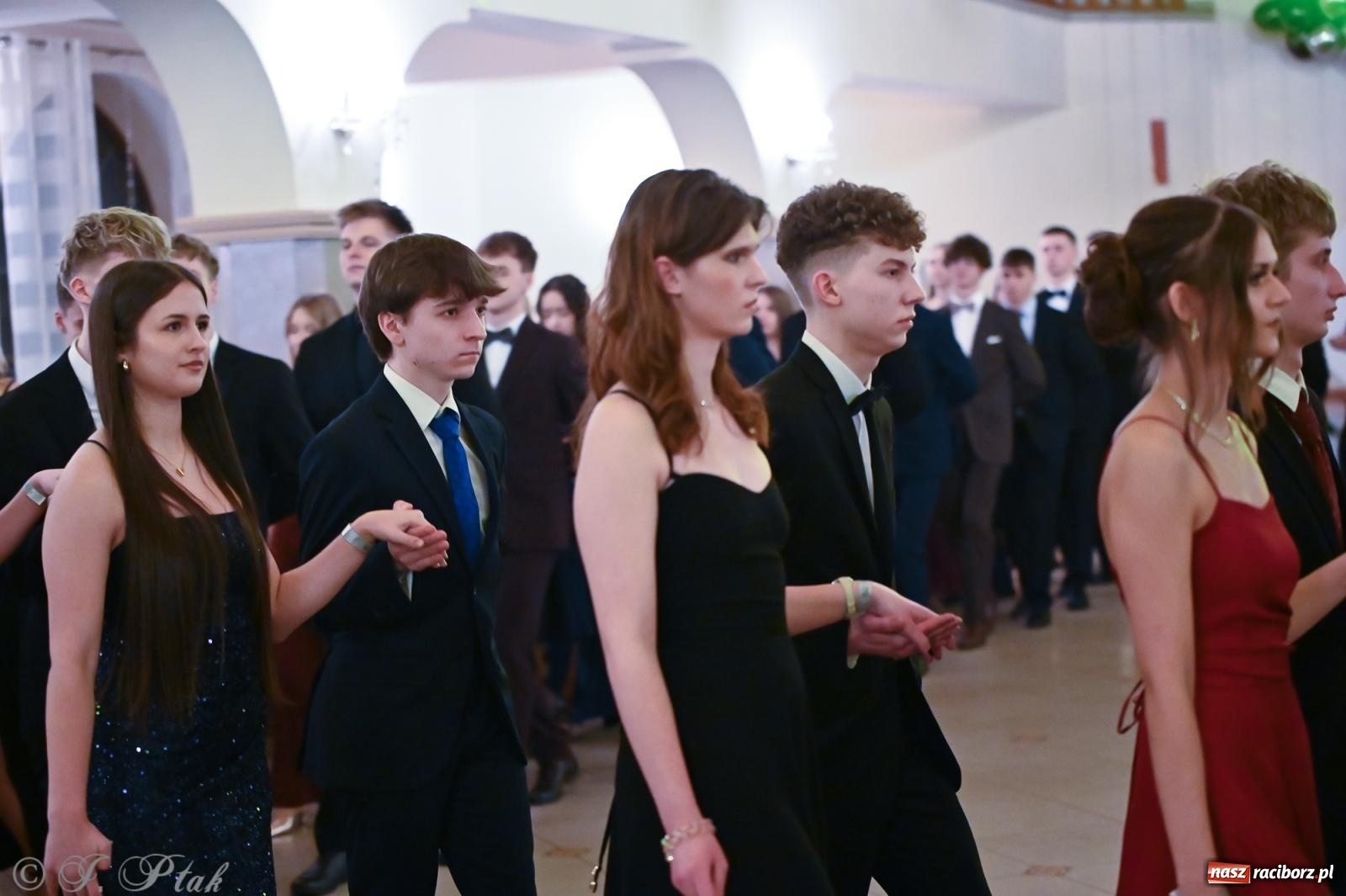 Zdjęcie w galerii na portalu naszraciborz.pl: Razem młodzi przyjaciele! Studniówka II LO z Raciborza [FOTO i WIDEO] wiadomości z regionu