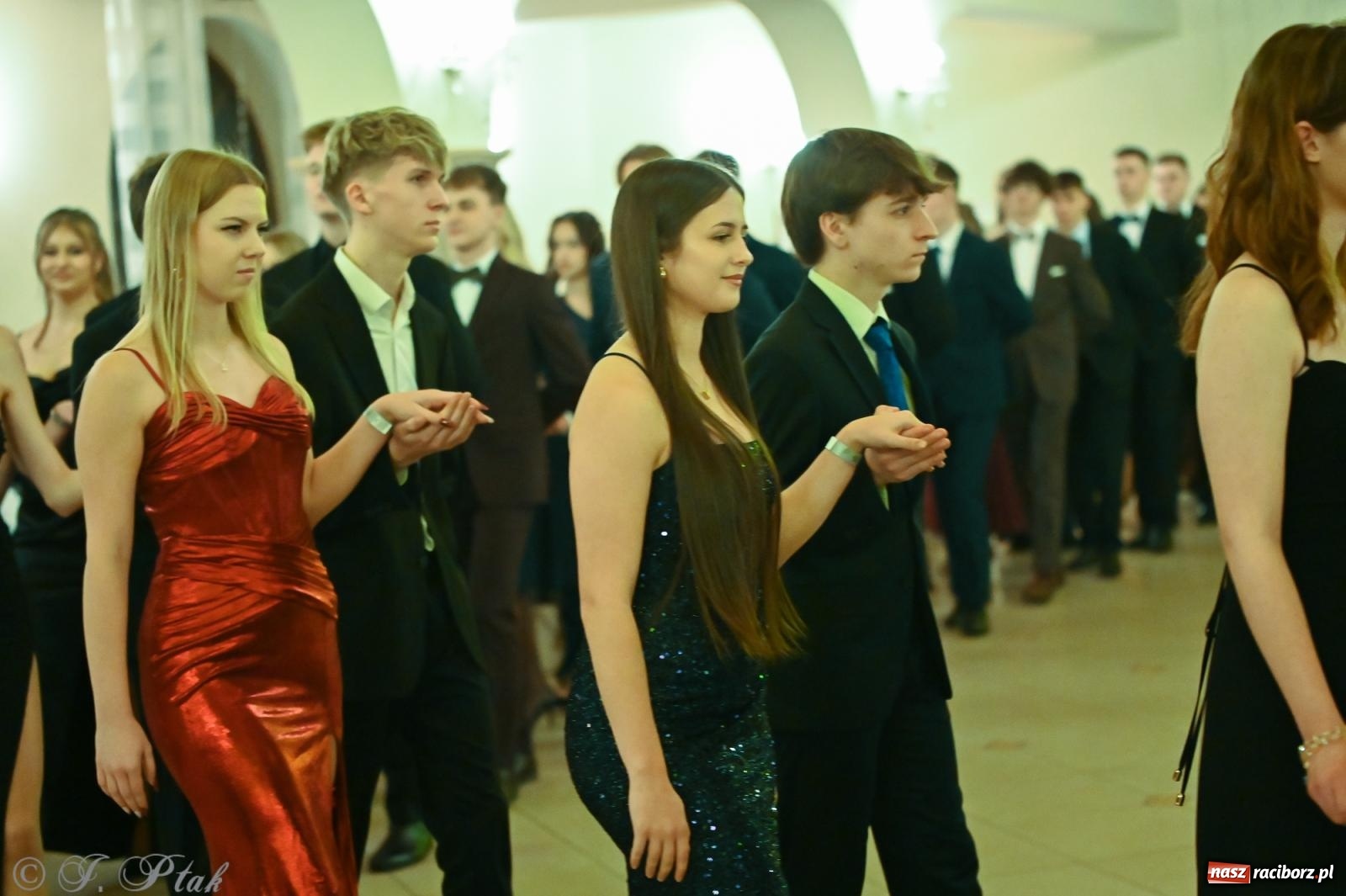 Zdjęcie w galerii na portalu naszraciborz.pl: Razem młodzi przyjaciele! Studniówka II LO z Raciborza [FOTO i WIDEO] wiadomości z regionu