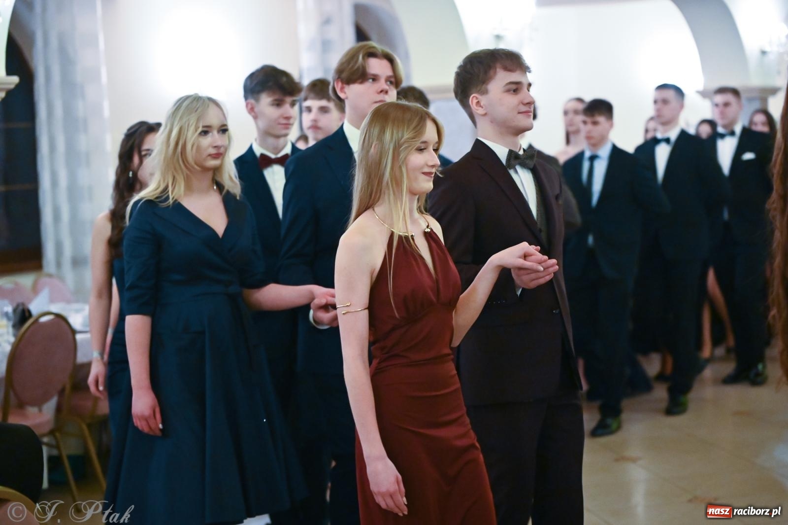 Zdjęcie w galerii na portalu naszraciborz.pl: Razem młodzi przyjaciele! Studniówka II LO z Raciborza [FOTO i WIDEO] wiadomości z regionu