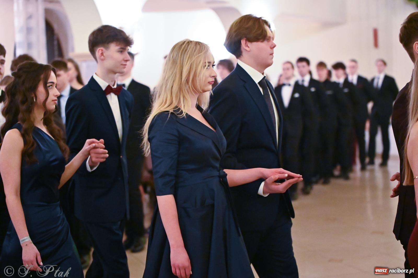 Zdjęcie w galerii na portalu naszraciborz.pl: Razem młodzi przyjaciele! Studniówka II LO z Raciborza [FOTO i WIDEO] wiadomości z regionu