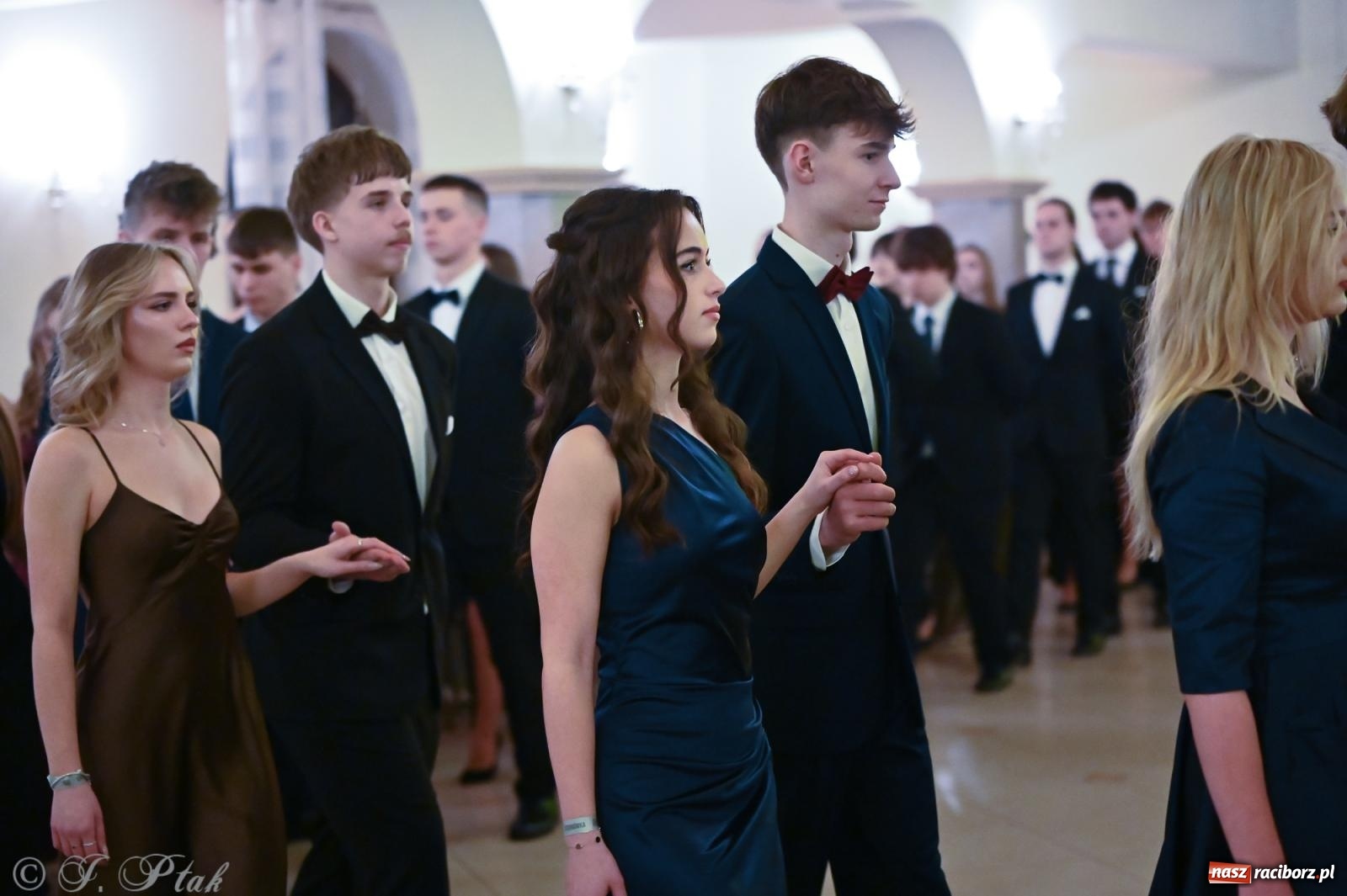 Zdjęcie w galerii na portalu naszraciborz.pl: Razem młodzi przyjaciele! Studniówka II LO z Raciborza [FOTO i WIDEO] wiadomości z regionu