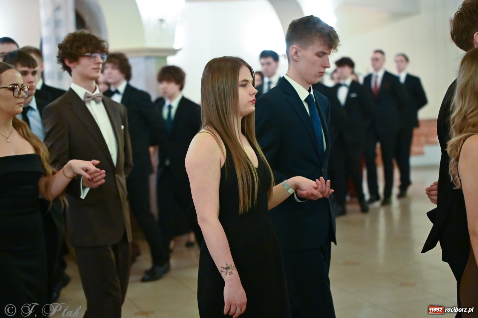 Zdjęcie w galerii na portalu naszraciborz.pl: Razem młodzi przyjaciele! Studniówka II LO z Raciborza [FOTO i WIDEO] wiadomości z regionu