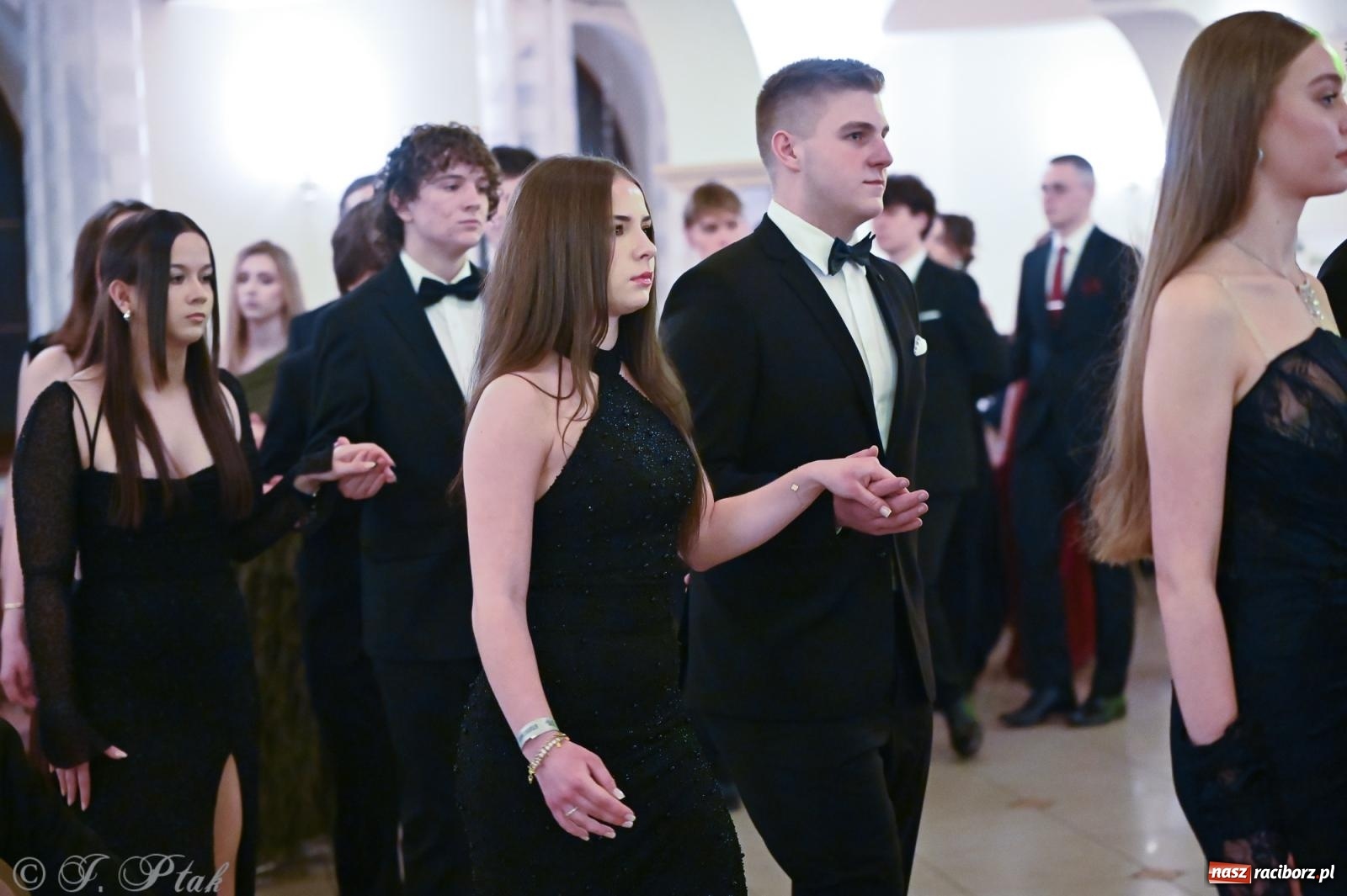 Zdjęcie w galerii na portalu naszraciborz.pl: Razem młodzi przyjaciele! Studniówka II LO z Raciborza [FOTO i WIDEO] wiadomości z regionu