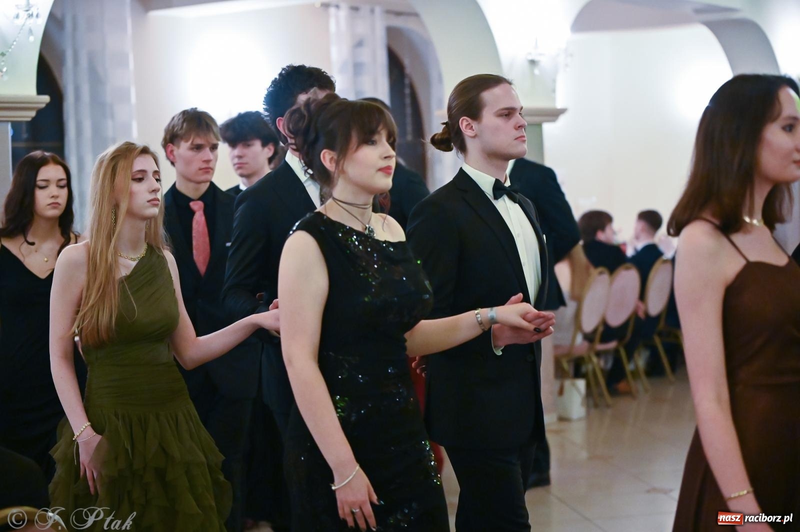 Zdjęcie w galerii na portalu naszraciborz.pl: Razem młodzi przyjaciele! Studniówka II LO z Raciborza [FOTO i WIDEO] wiadomości z regionu