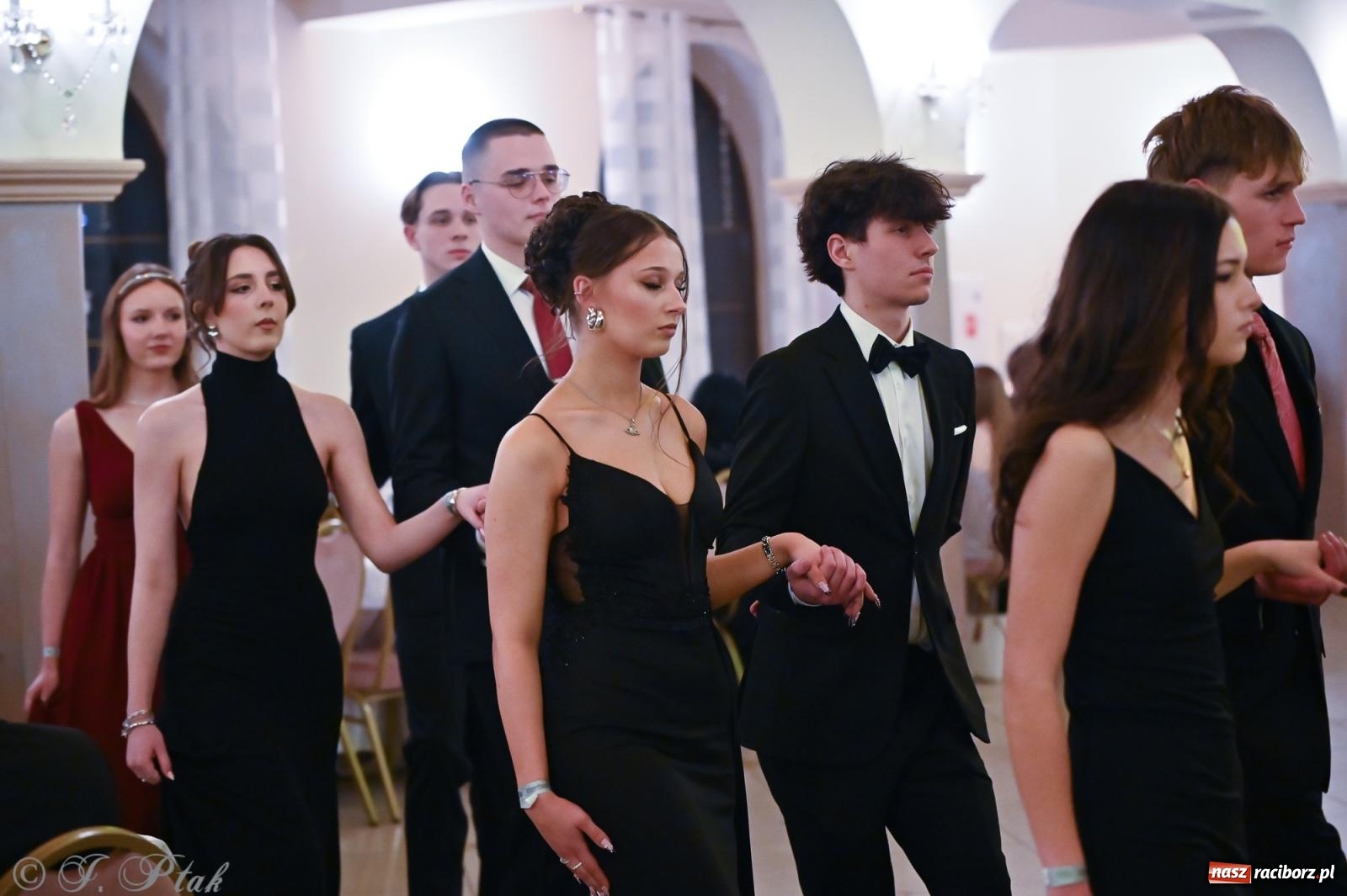 Zdjęcie w galerii na portalu naszraciborz.pl: Razem młodzi przyjaciele! Studniówka II LO z Raciborza [FOTO i WIDEO] wiadomości z regionu