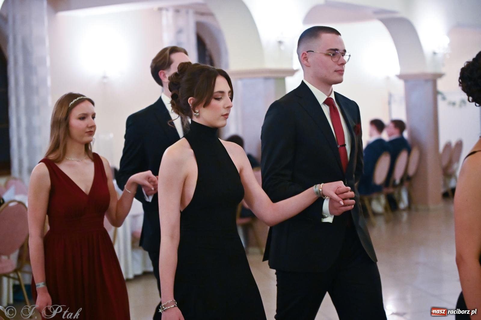 Zdjęcie w galerii na portalu naszraciborz.pl: Razem młodzi przyjaciele! Studniówka II LO z Raciborza [FOTO i WIDEO] wiadomości z regionu