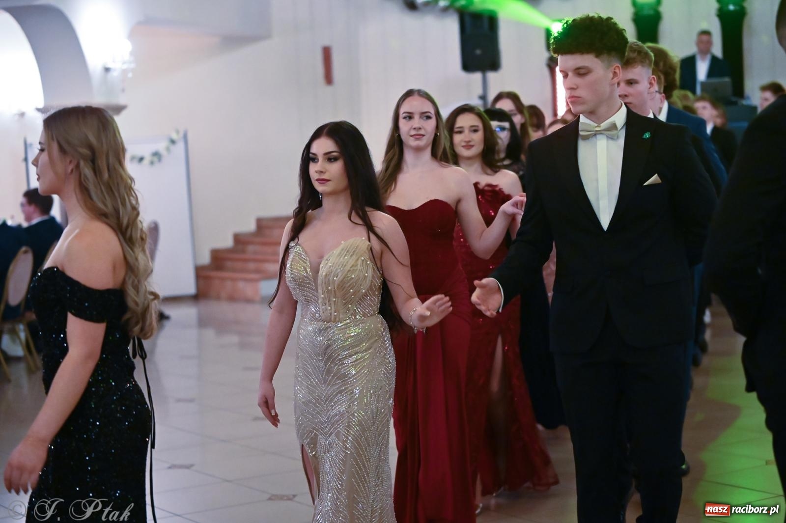 Zdjęcie w galerii na portalu naszraciborz.pl: Razem młodzi przyjaciele! Studniówka II LO z Raciborza [FOTO i WIDEO] wiadomości z regionu