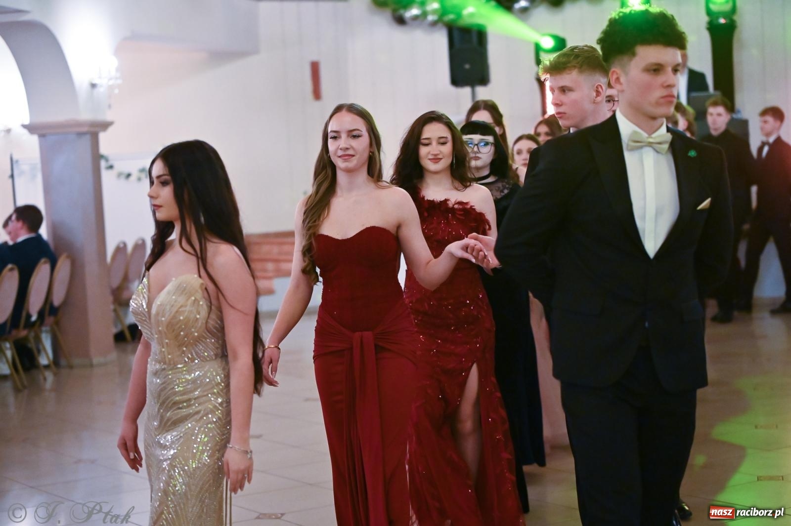 Zdjęcie w galerii na portalu naszraciborz.pl: Razem młodzi przyjaciele! Studniówka II LO z Raciborza [FOTO i WIDEO] wiadomości z regionu