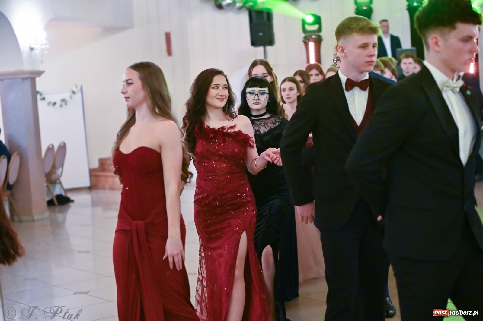 Zdjęcie w galerii na portalu naszraciborz.pl: Razem młodzi przyjaciele! Studniówka II LO z Raciborza [FOTO i WIDEO] wiadomości z regionu