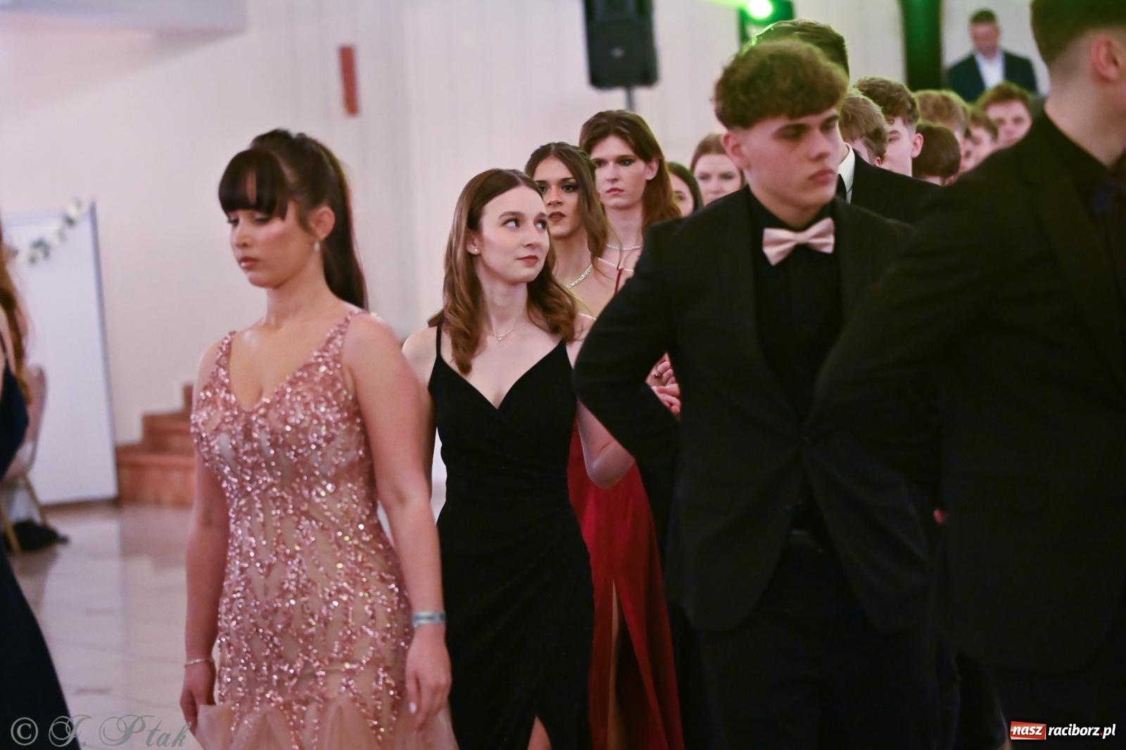 Zdjęcie w galerii na portalu naszraciborz.pl: Razem młodzi przyjaciele! Studniówka II LO z Raciborza [FOTO i WIDEO] wiadomości z regionu