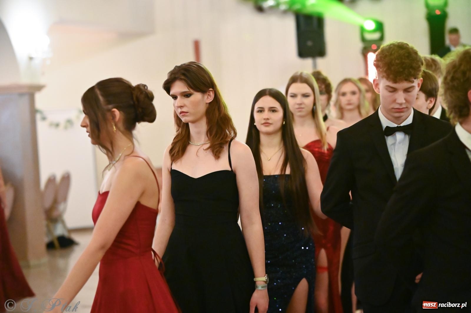 Zdjęcie w galerii na portalu naszraciborz.pl: Razem młodzi przyjaciele! Studniówka II LO z Raciborza [FOTO i WIDEO] wiadomości z regionu