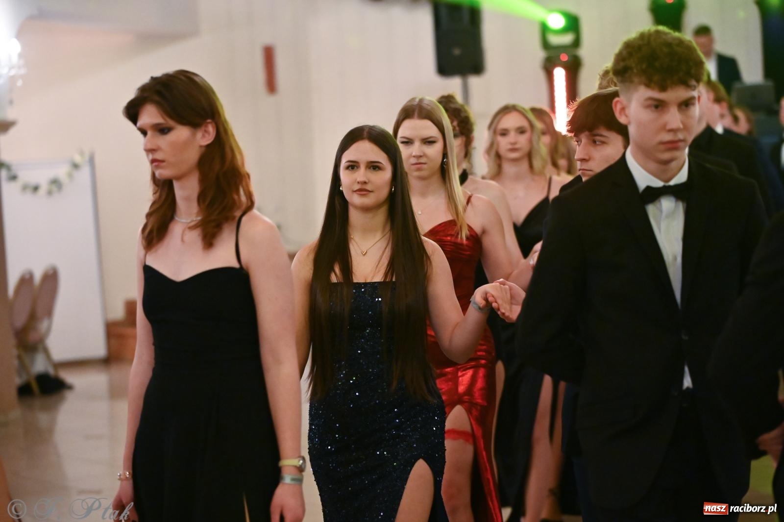 Zdjęcie w galerii na portalu naszraciborz.pl: Razem młodzi przyjaciele! Studniówka II LO z Raciborza [FOTO i WIDEO] wiadomości z regionu