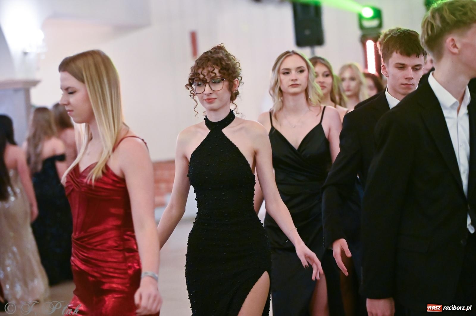 Zdjęcie w galerii na portalu naszraciborz.pl: Razem młodzi przyjaciele! Studniówka II LO z Raciborza [FOTO i WIDEO] wiadomości z regionu