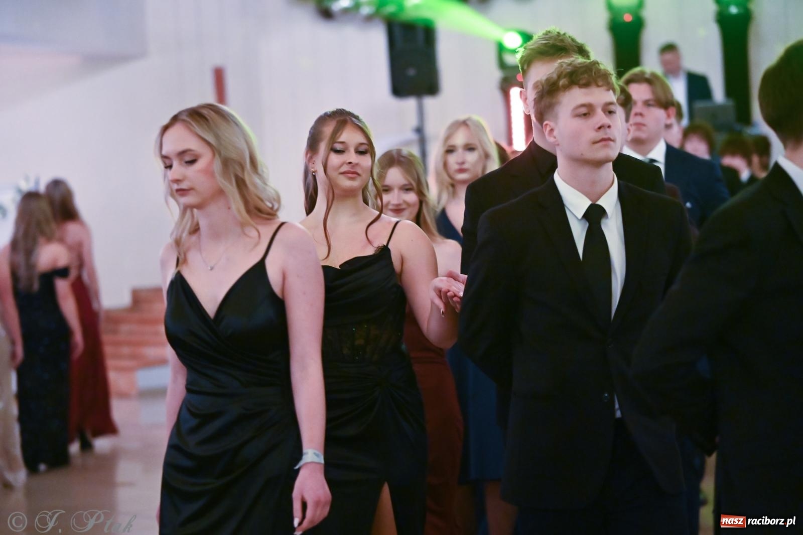 Zdjęcie w galerii na portalu naszraciborz.pl: Razem młodzi przyjaciele! Studniówka II LO z Raciborza [FOTO i WIDEO] wiadomości z regionu