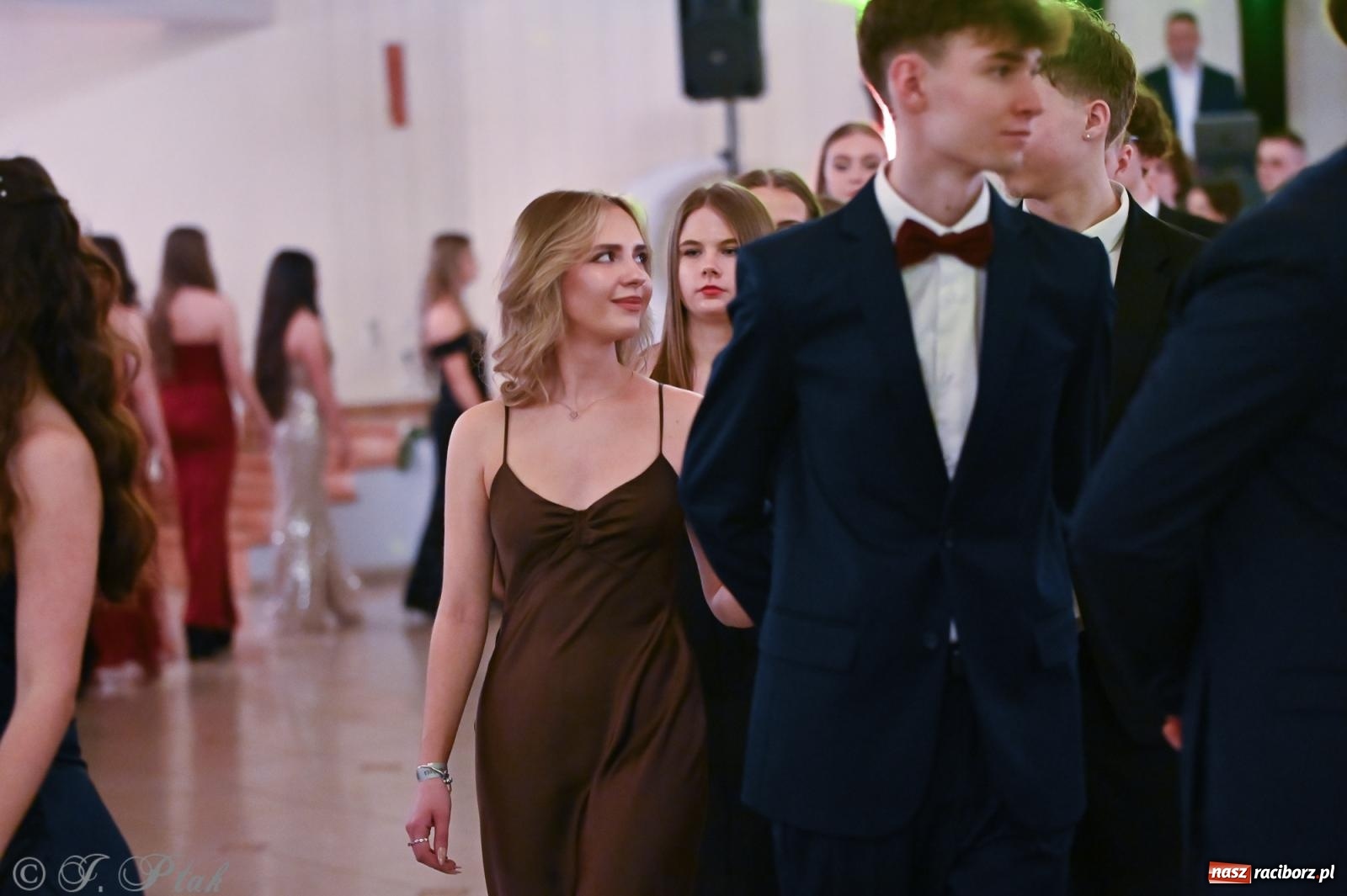 Zdjęcie w galerii na portalu naszraciborz.pl: Razem młodzi przyjaciele! Studniówka II LO z Raciborza [FOTO i WIDEO] wiadomości z regionu