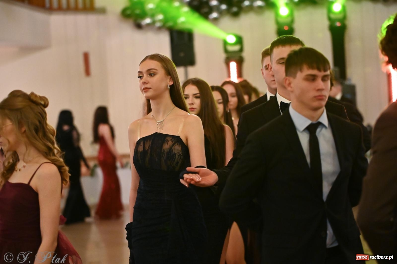 Zdjęcie w galerii na portalu naszraciborz.pl: Razem młodzi przyjaciele! Studniówka II LO z Raciborza [FOTO i WIDEO] wiadomości z regionu