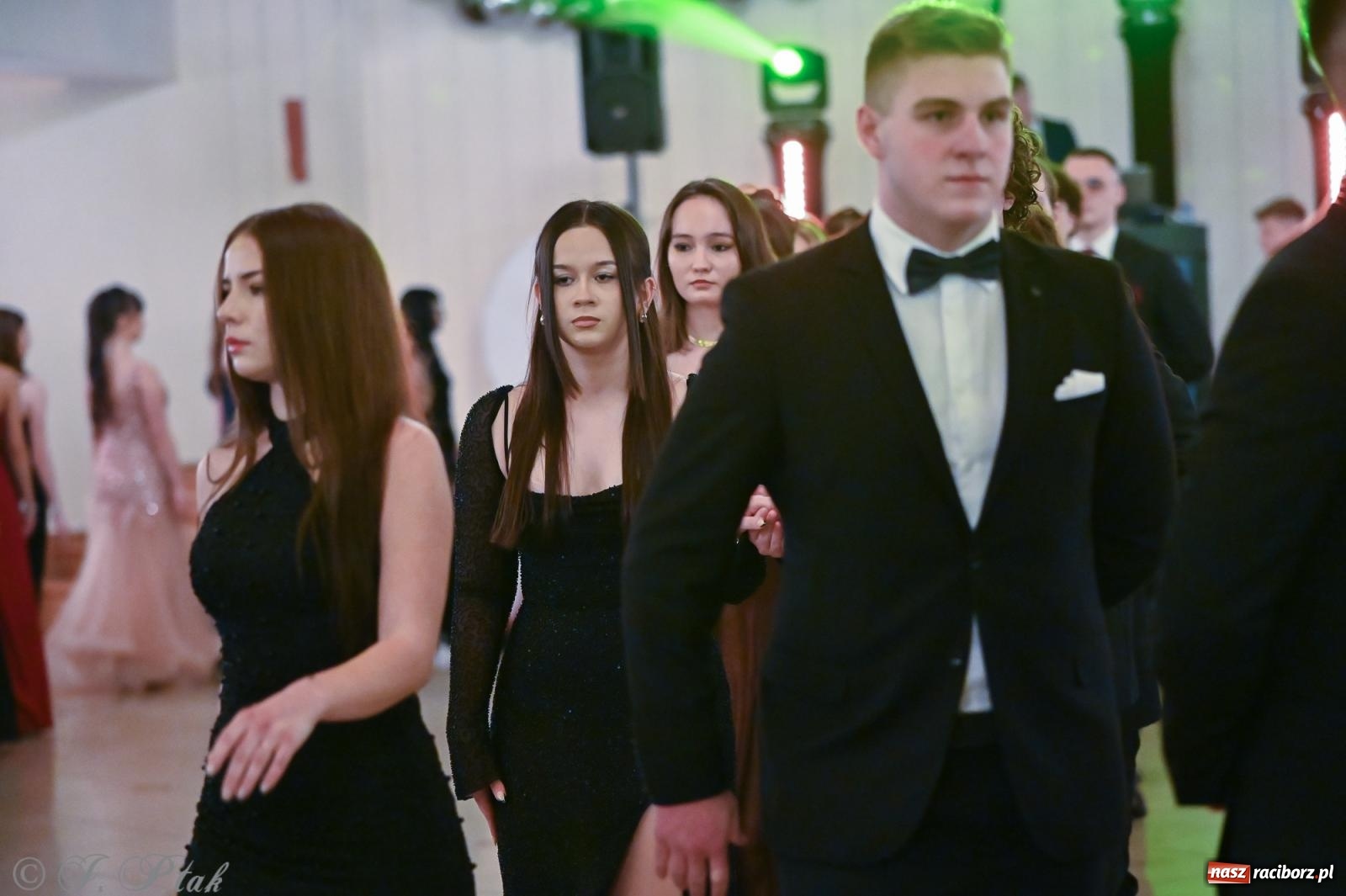 Zdjęcie w galerii na portalu naszraciborz.pl: Razem młodzi przyjaciele! Studniówka II LO z Raciborza [FOTO i WIDEO] wiadomości z regionu