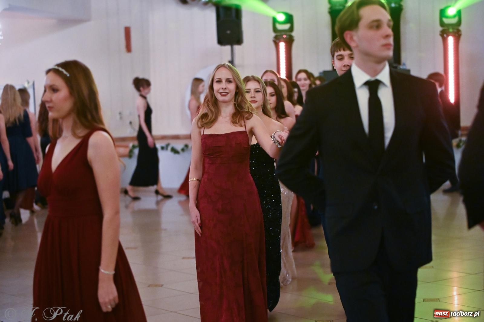 Zdjęcie w galerii na portalu naszraciborz.pl: Razem młodzi przyjaciele! Studniówka II LO z Raciborza [FOTO i WIDEO] wiadomości z regionu