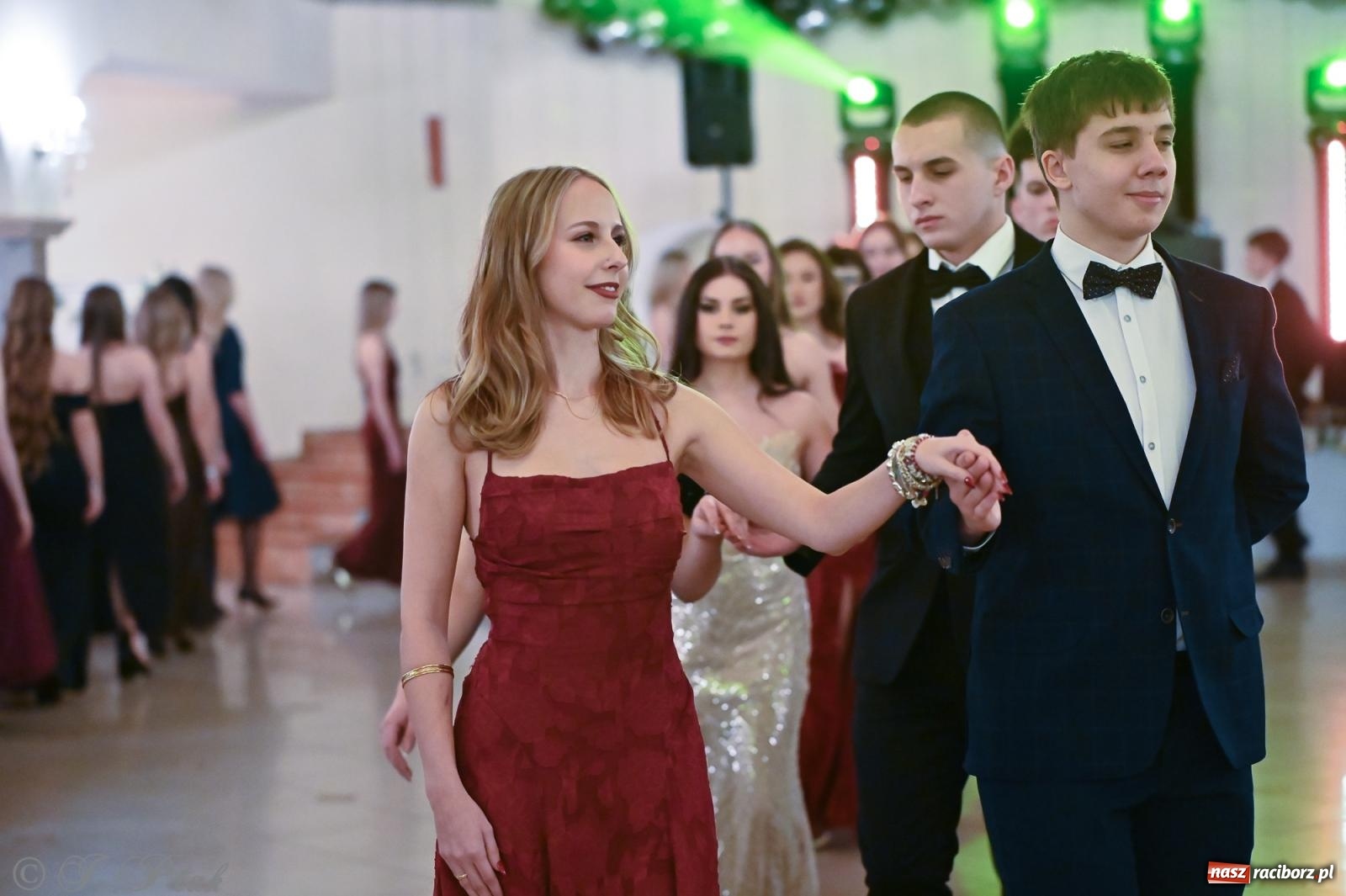 Zdjęcie w galerii na portalu naszraciborz.pl: Razem młodzi przyjaciele! Studniówka II LO z Raciborza [FOTO i WIDEO] wiadomości z regionu