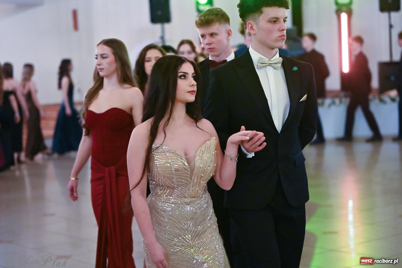 Zdjęcie w galerii na portalu naszraciborz.pl: Razem młodzi przyjaciele! Studniówka II LO z Raciborza [FOTO i WIDEO] wiadomości z regionu