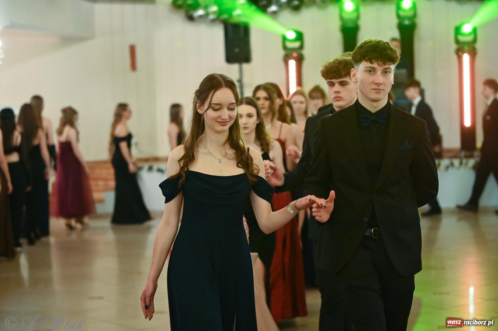 Zdjęcie w galerii na portalu naszraciborz.pl: Razem młodzi przyjaciele! Studniówka II LO z Raciborza [FOTO i WIDEO] wiadomości z regionu