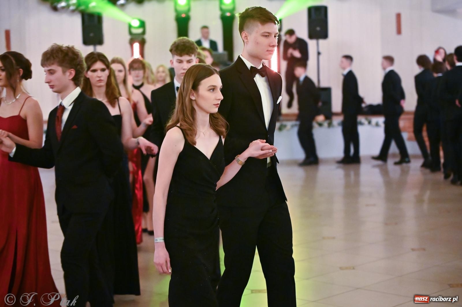 Zdjęcie w galerii na portalu naszraciborz.pl: Razem młodzi przyjaciele! Studniówka II LO z Raciborza [FOTO i WIDEO] wiadomości z regionu