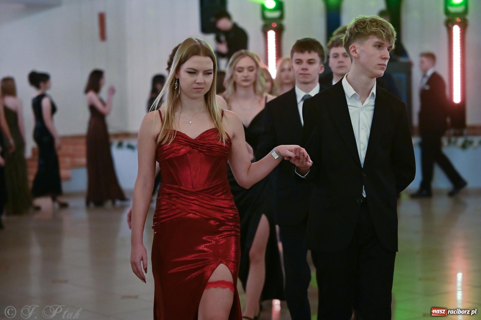 Zdjęcie w galerii na portalu naszraciborz.pl: Razem młodzi przyjaciele! Studniówka II LO z Raciborza [FOTO i WIDEO] wiadomości z regionu