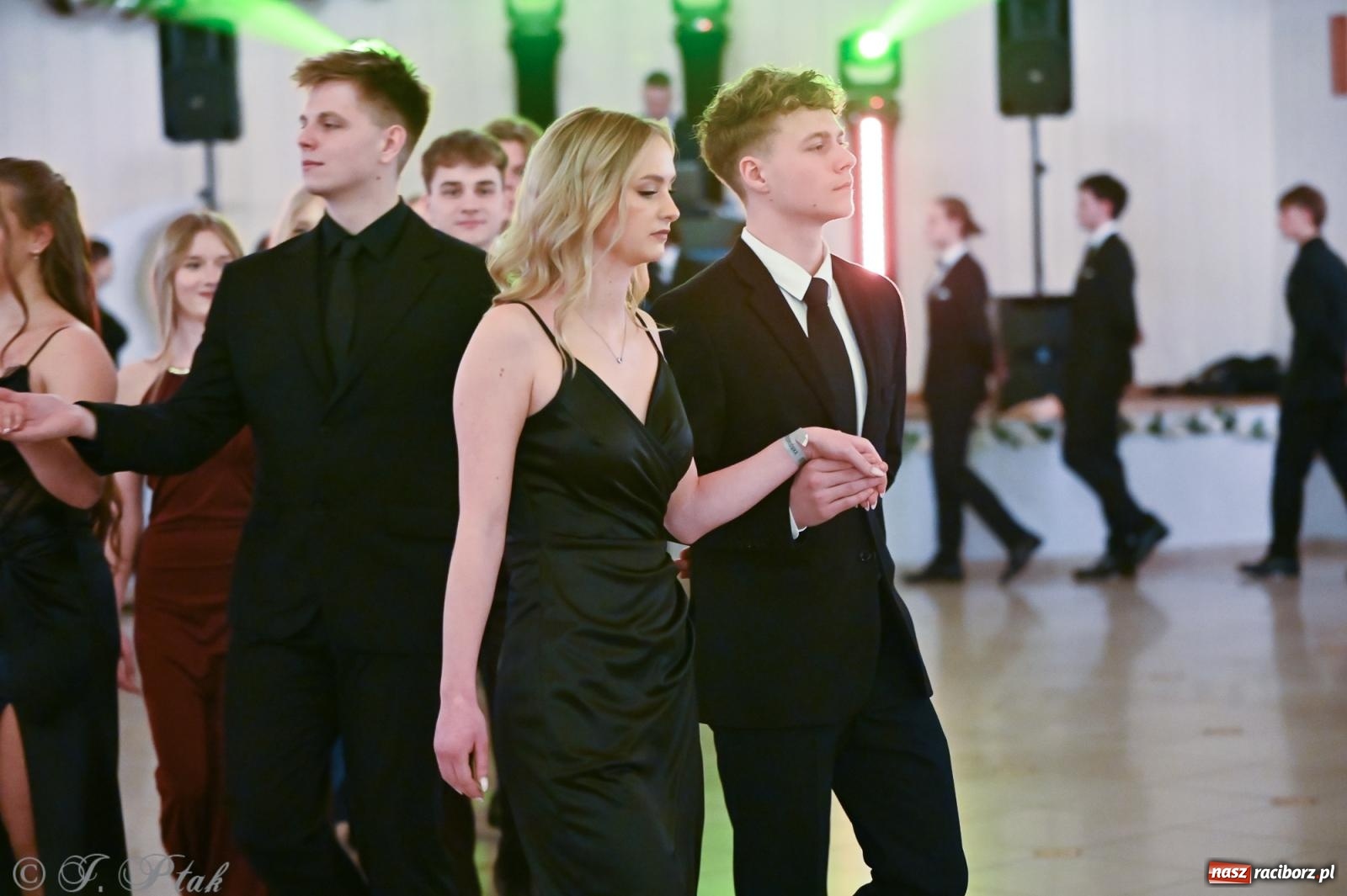 Zdjęcie w galerii na portalu naszraciborz.pl: Razem młodzi przyjaciele! Studniówka II LO z Raciborza [FOTO i WIDEO] wiadomości z regionu