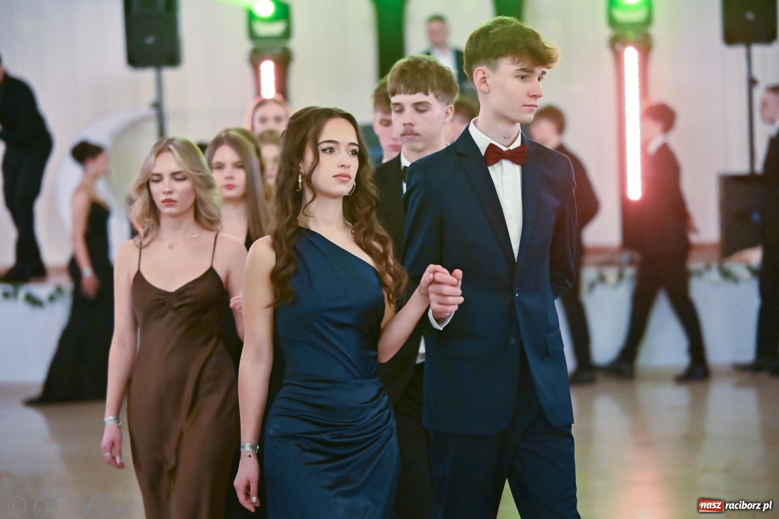 Zdjęcie w galerii na portalu naszraciborz.pl: Razem młodzi przyjaciele! Studniówka II LO z Raciborza [FOTO i WIDEO] wiadomości z regionu