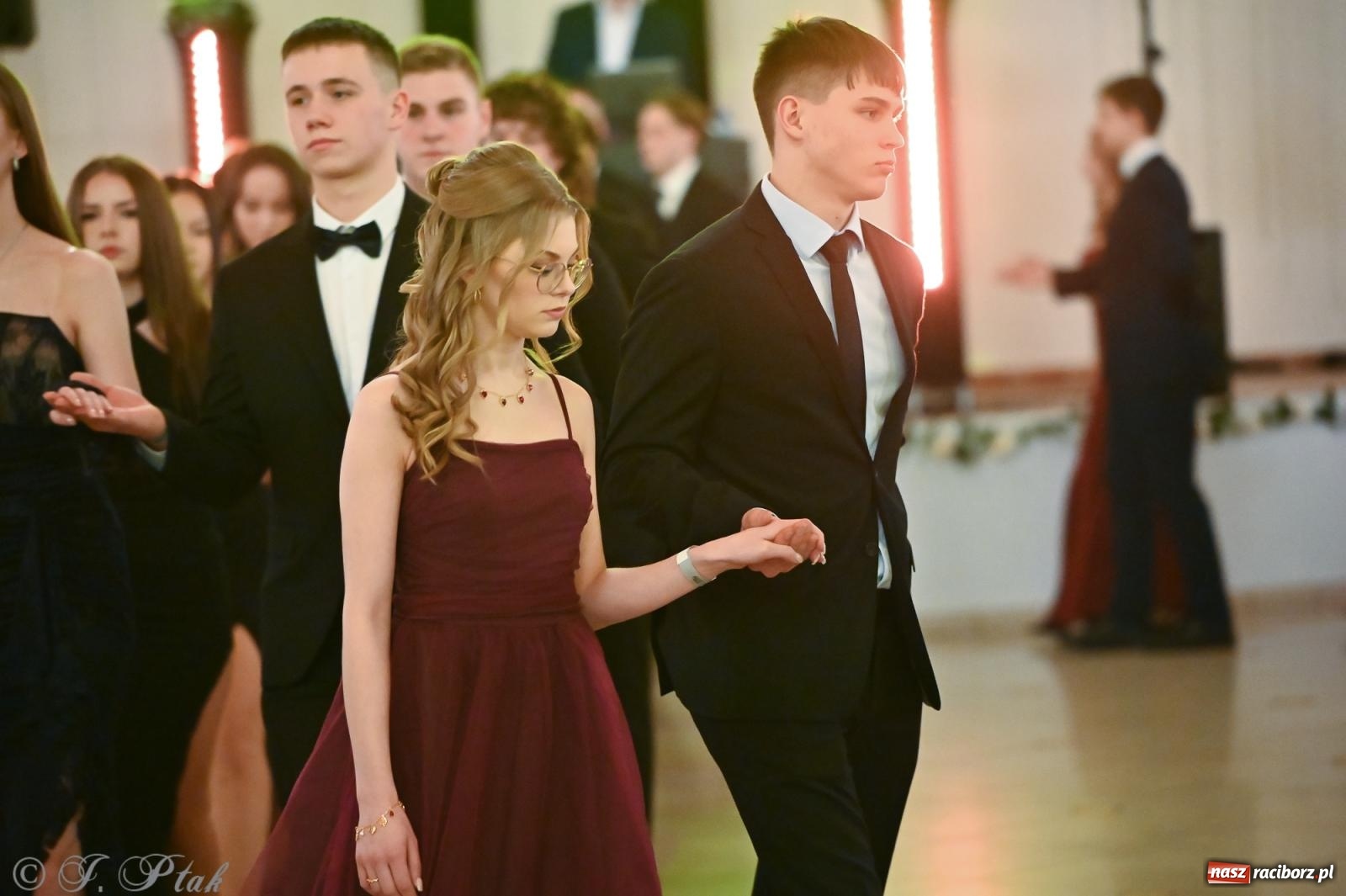 Zdjęcie w galerii na portalu naszraciborz.pl: Razem młodzi przyjaciele! Studniówka II LO z Raciborza [FOTO i WIDEO] wiadomości z regionu