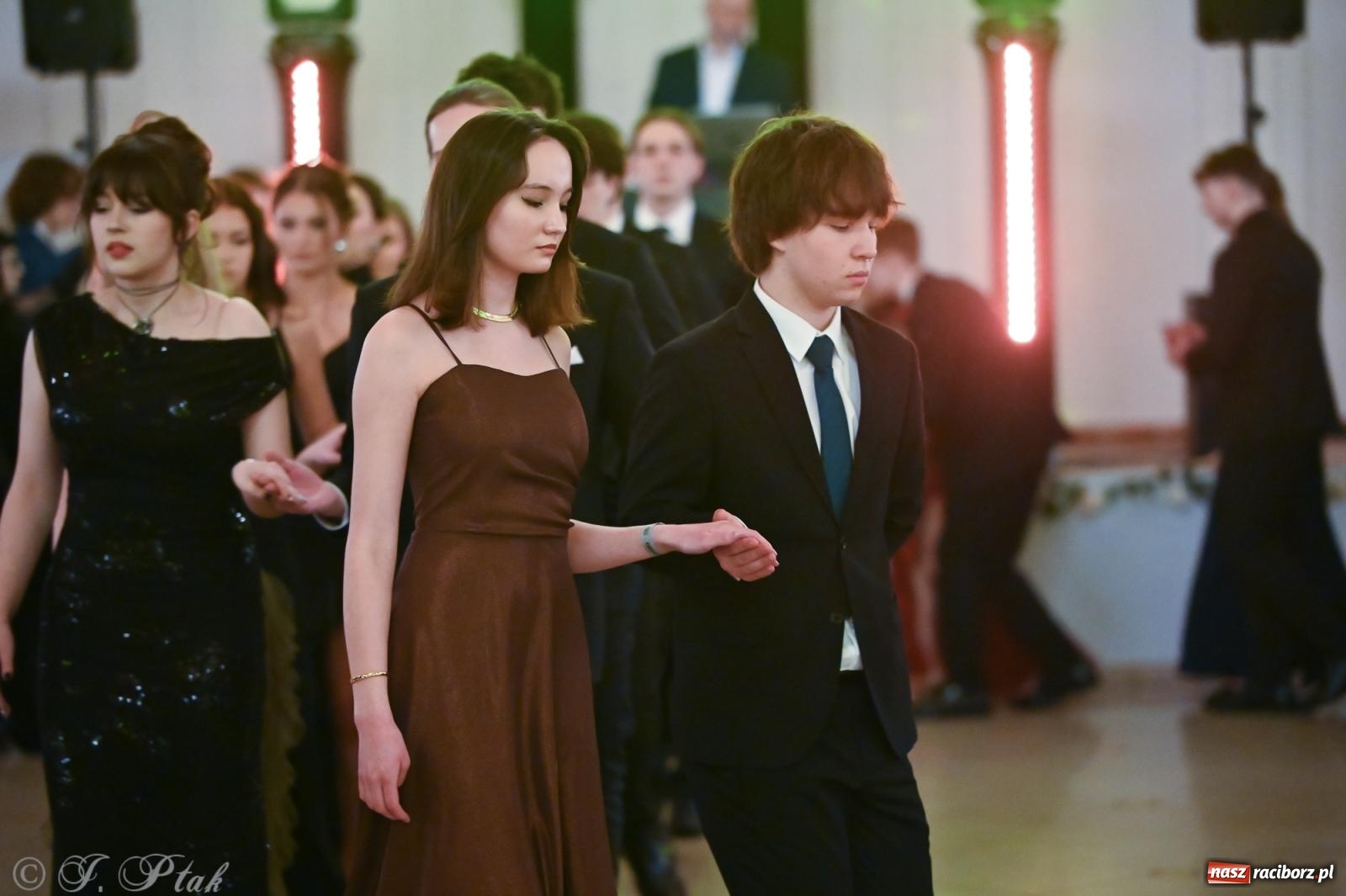 Zdjęcie w galerii na portalu naszraciborz.pl: Razem młodzi przyjaciele! Studniówka II LO z Raciborza [FOTO i WIDEO] wiadomości z regionu